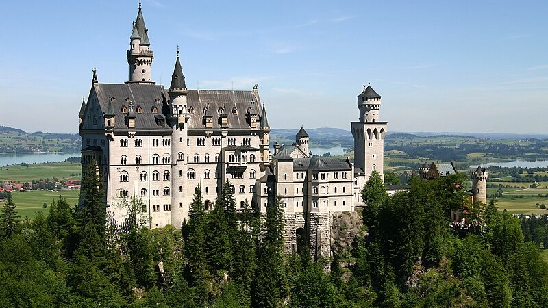 Neuschwanstein is a 19th century historicist (neoromanesque) castle built by Ludwig II of Bavaria, inspired by the romanticism of the time., tags: und die der - CC BY-SA