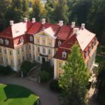Neben dem Baustil des Barock lassen sich beim Rundgang durch die historischen Räume des Barockschlosses Rammenau auch zahlreiche Einflüsse des Klassizismus entdecken. Von der teilweisen Neugestaltung Ende des 18. Jahrhunderts zeugen unter anderem das Teufelszimmer und das Bulgarische Zimmer der Beletage. Eine Dauerausstellung informiert zudem über die 300-jährige Geschichte des Schlosses und seiner Besitzer., tags: 300 jahre schloss - Youtube