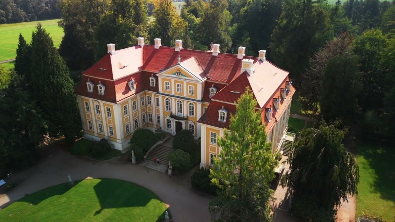 Neben dem Baustil des Barock lassen sich beim Rundgang durch die historischen Räume des Barockschlosses Rammenau auch zahlreiche Einflüsse des Klassizismus entdecken. Von der teilweisen Neugestaltung Ende des 18. Jahrhunderts zeugen unter anderem das Teufelszimmer und das Bulgarische Zimmer der Beletage. Eine Dauerausstellung informiert zudem über die 300-jährige Geschichte des Schlosses und seiner Besitzer., tags: 300 jahre schloss - Youtube