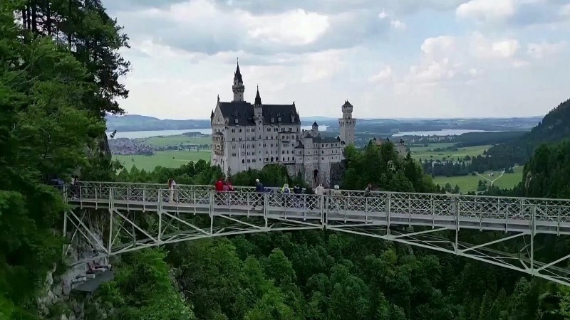 Germany’s iconic fairy-tale castles — Neuschwanstein, Herrenchiemsee, and Linderhof — have been added to the UNESCO World Heritage list, honoring King Ludwig II’s legacy.
#UNESCO #BavariaCastles #Neus - Digital concept art for illustrative purpose, tags: bayerns tourismus und - Monok