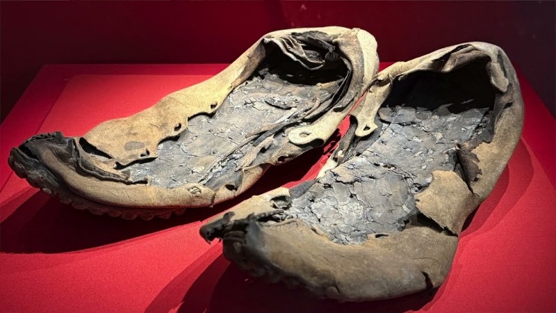 Ancient Roman shoe specialist Dr Elizabeth Greene takes an initial look at the collection of Roman shoes from the Magna Fort dig., tags: im kastell - Youtube