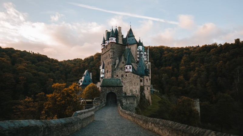 1 w, tags: räume burgen - unsplash