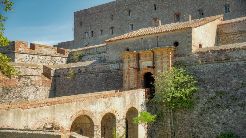 Explore the historic fortress of Le Perthus in Occitanie, France, showcasing ancient architectural marvels., tags: geheimnisse europas alten - pexel