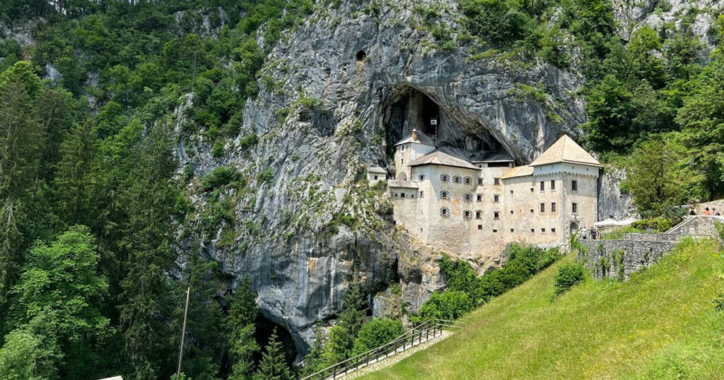 Innenansichten von Höhlenburgen und ihren Legenden