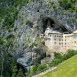Innenansichten von Höhlenburgen und ihren Legenden